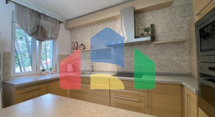 Просторная квартира с 3 спальнями и видом на море на Святом Стефане, Црвена Главица.