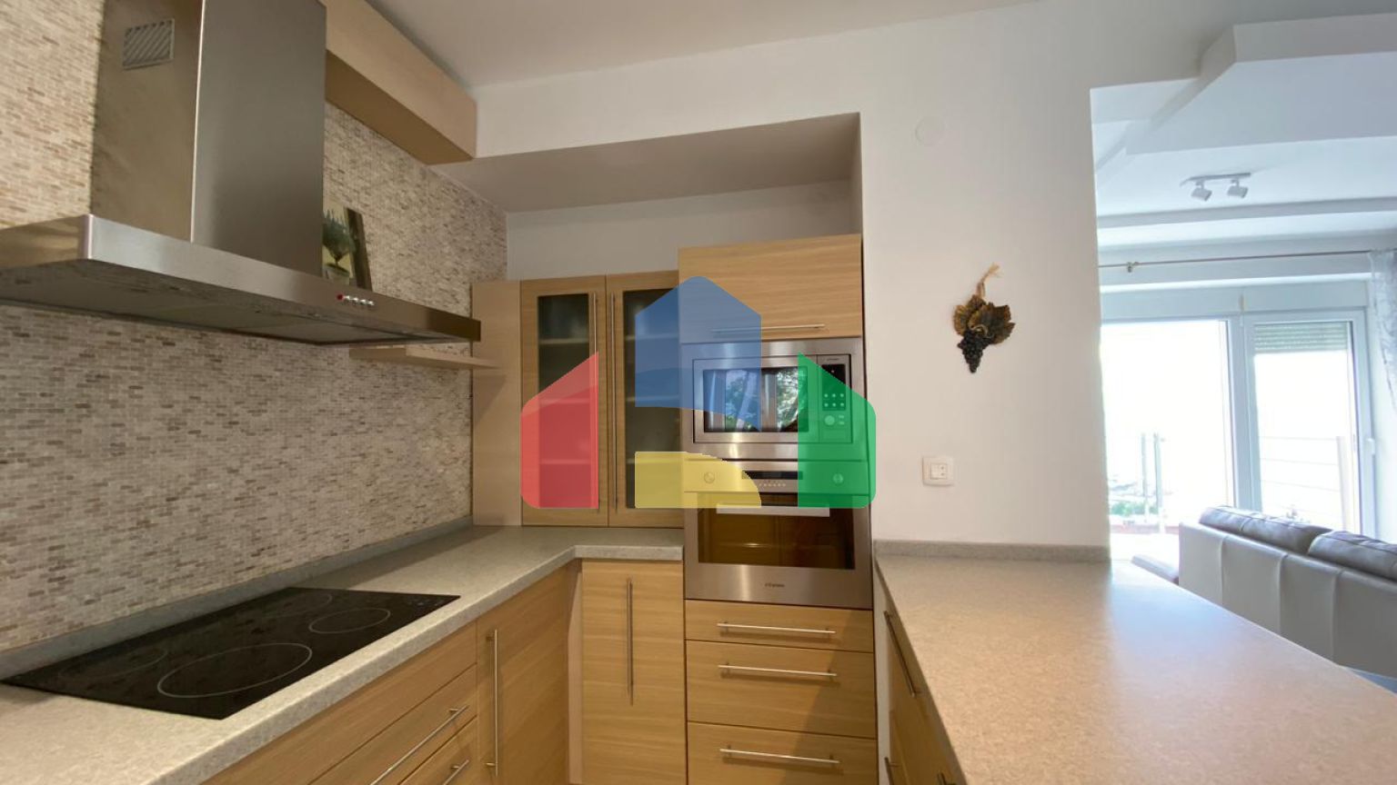 Просторная квартира с 3 спальнями и видом на море на Святом Стефане, Црвена Главица.