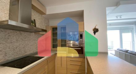 Просторная квартира с 3 спальнями и видом на море на Святом Стефане, Црвена Главица.