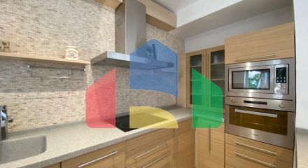 Просторная квартира с 3 спальнями и видом на море на Святом Стефане, Црвена Главица.