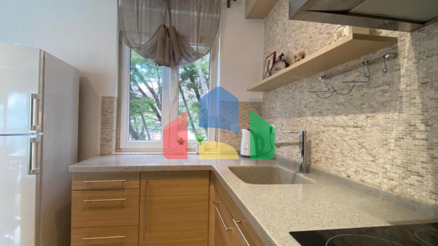 Просторная квартира с 3 спальнями и видом на море на Святом Стефане, Црвена Главица.