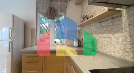 Просторная квартира с 3 спальнями и видом на море на Святом Стефане, Црвена Главица.