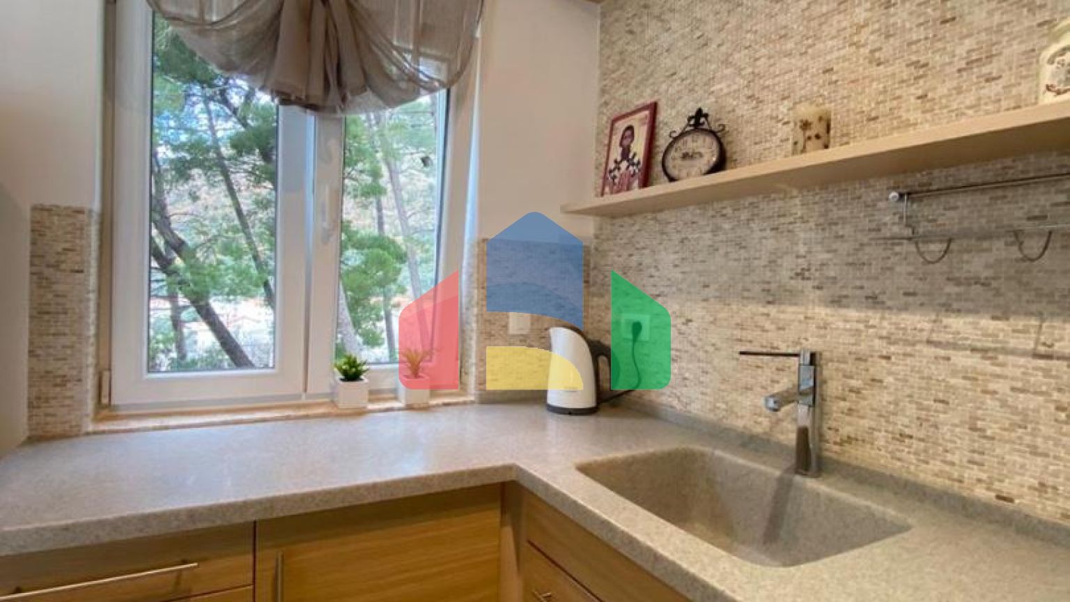 Просторная квартира с 3 спальнями и видом на море на Святом Стефане, Црвена Главица.