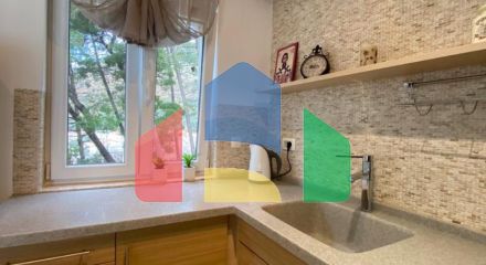 Просторная квартира с 3 спальнями и видом на море на Святом Стефане, Црвена Главица.