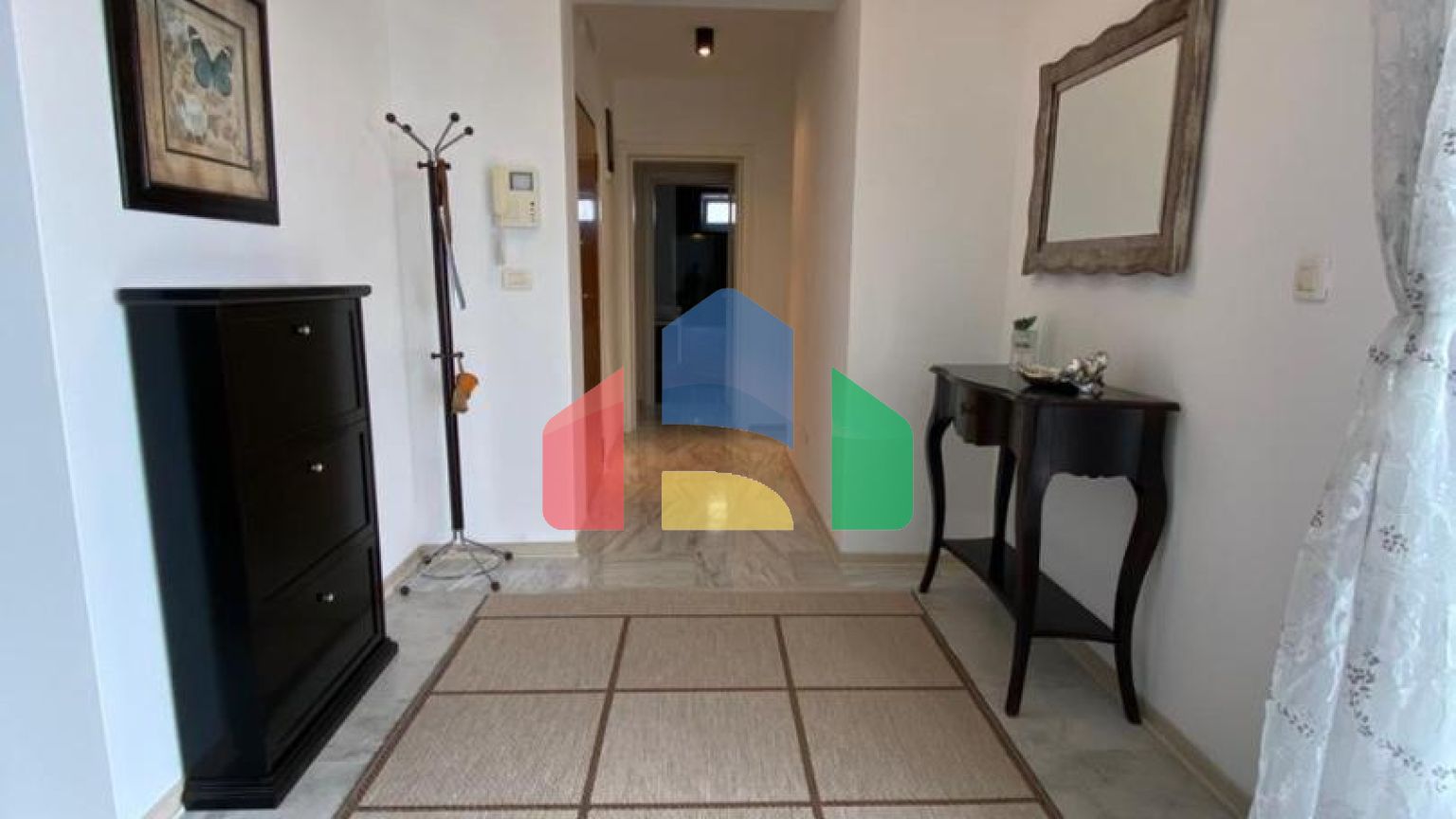 Просторная квартира с 3 спальнями и видом на море на Святом Стефане, Црвена Главица.