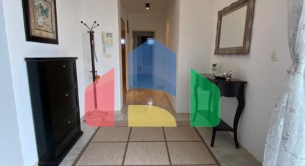 Просторная квартира с 3 спальнями и видом на море на Святом Стефане, Црвена Главица.