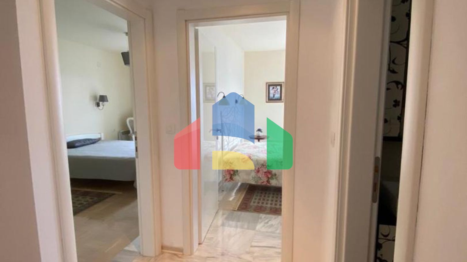 Просторная квартира с 3 спальнями и видом на море на Святом Стефане, Црвена Главица.