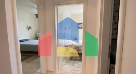 Просторная квартира с 3 спальнями и видом на море на Святом Стефане, Црвена Главица.