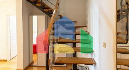 Просторная двухуровневая квартира с видом на море в Свети-Стефане