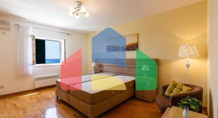 Просторная двухуровневая квартира с видом на море в Свети-Стефане