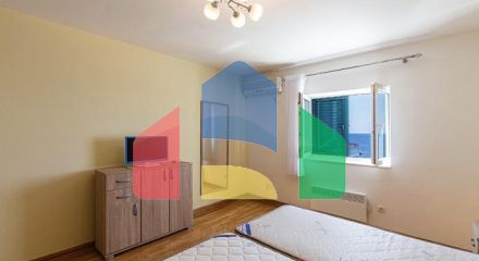 Просторная двухуровневая квартира с видом на море в Свети-Стефане