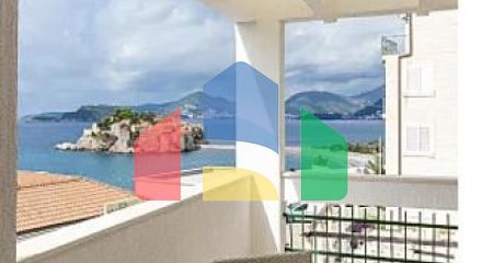 Просторная двухуровневая квартира с видом на море в Свети-Стефане