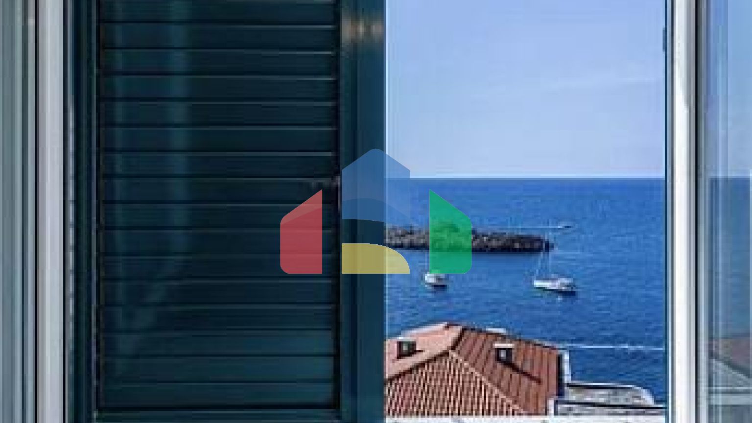 Просторная двухуровневая квартира с видом на море в Свети-Стефане