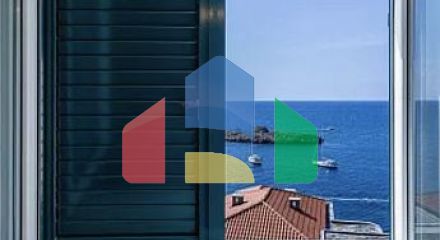 Просторная двухуровневая квартира с видом на море в Свети-Стефане