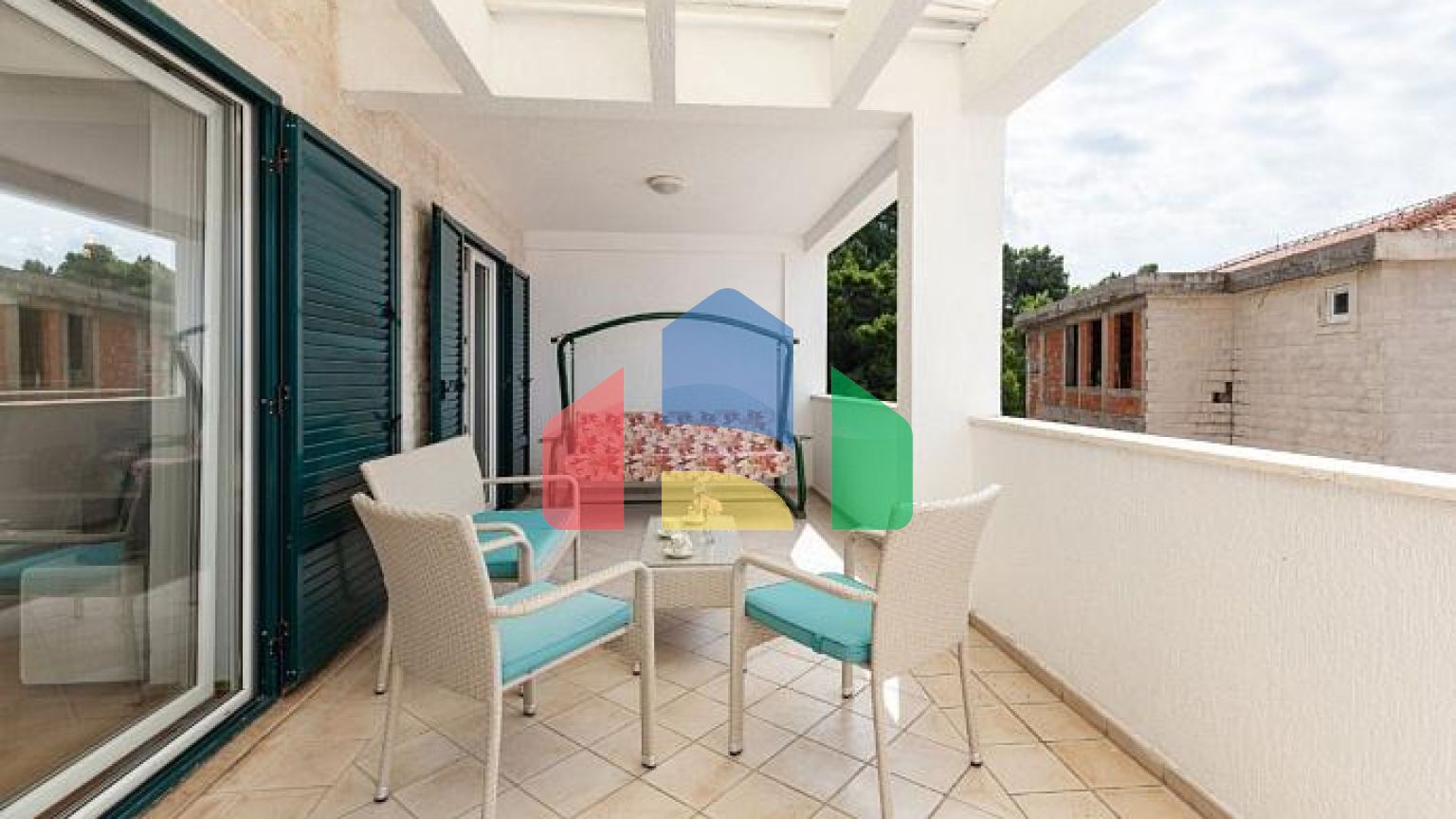 Просторная двухуровневая квартира с видом на море в Свети-Стефане