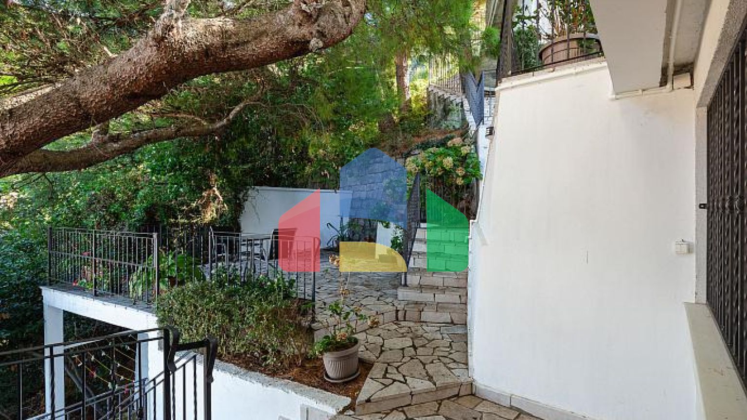 Квартира на продажу с видом на остров Свети Стефан