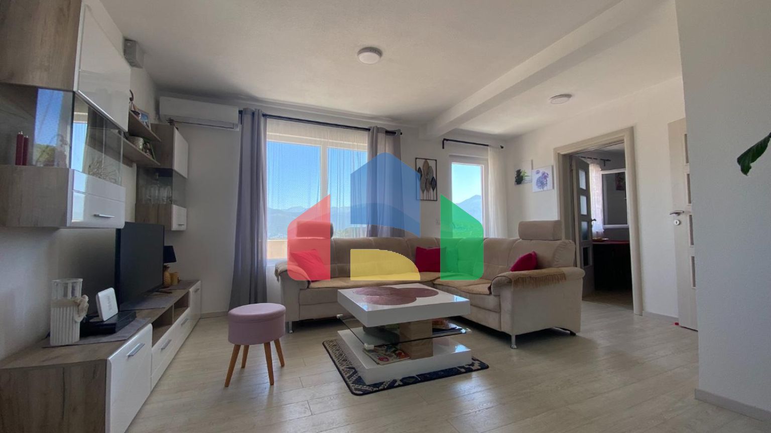 Новый дом с видом на море на полуострове Луштица