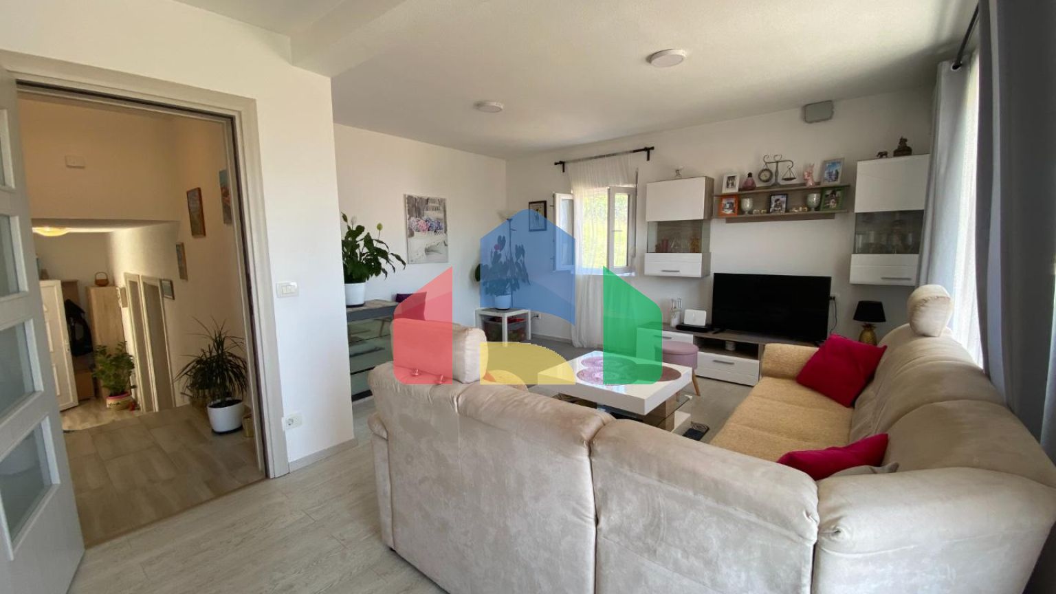 Новый дом с видом на море на полуострове Луштица