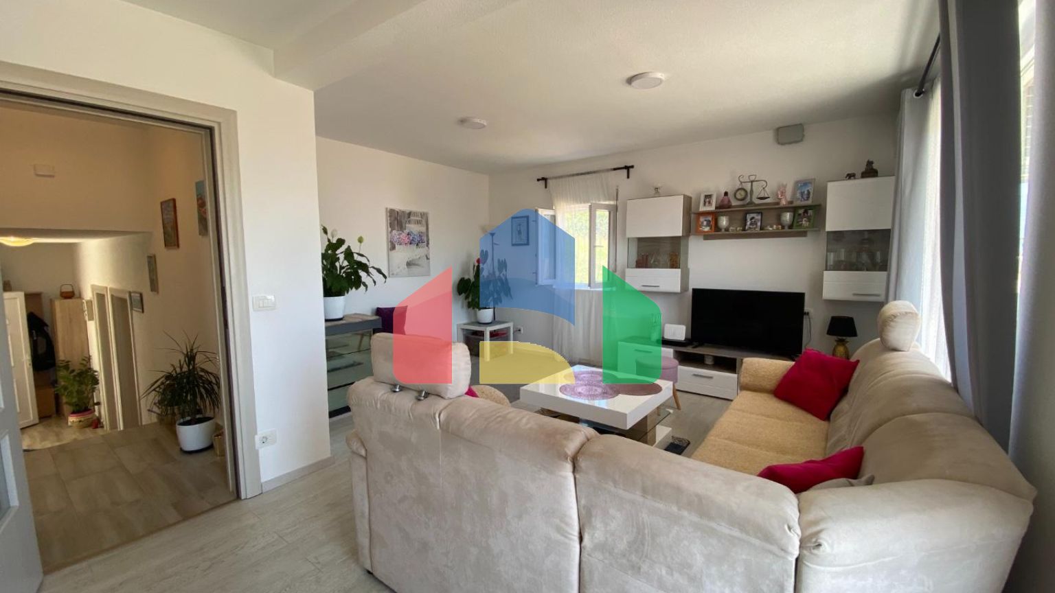 Новый дом с видом на море на полуострове Луштица