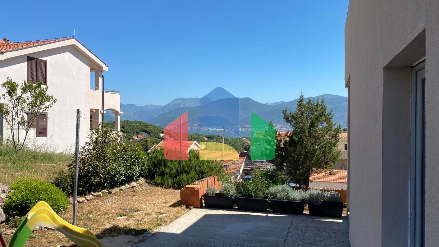 Новый дом с видом на море на полуострове Луштица