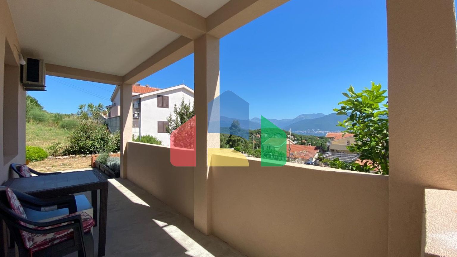 Новый дом с видом на море на полуострове Луштица