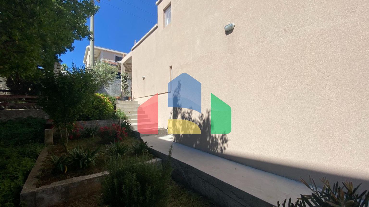 Новый дом с видом на море на полуострове Луштица