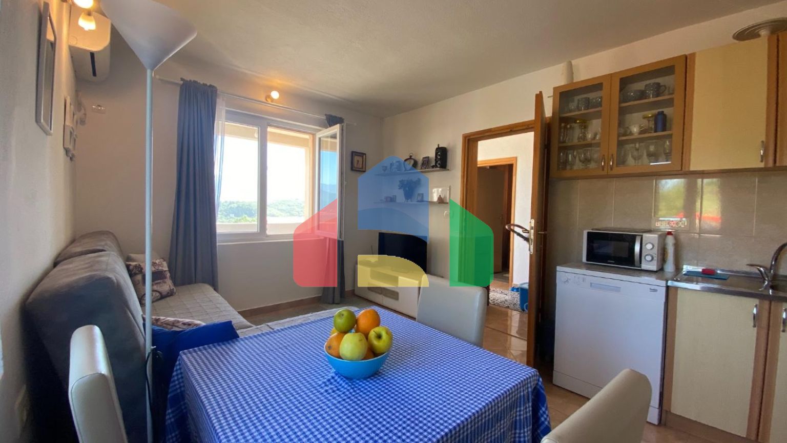 Новый дом с видом на море на полуострове Луштица