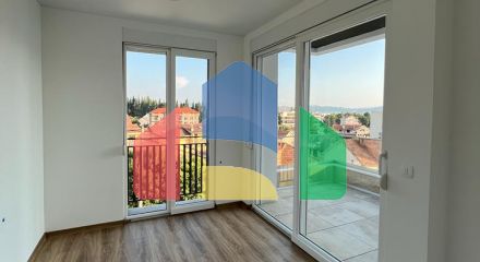 Квартира с одной спальней и паркинг-местом в клубном доме в Тивате