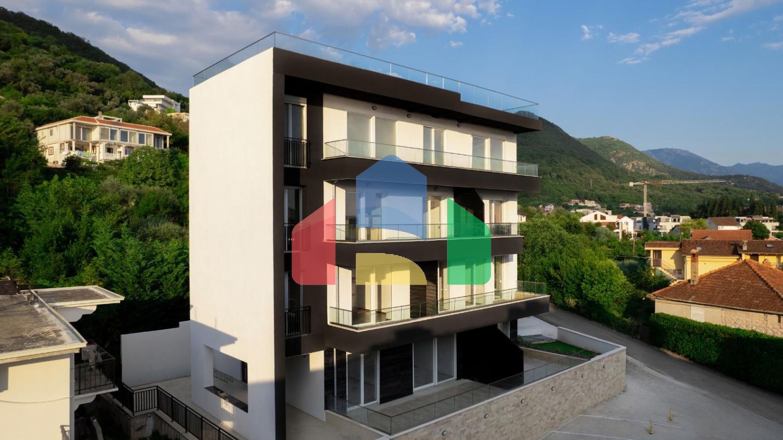 Квартира с одной спальней и паркинг-местом в клубном доме в Тивате