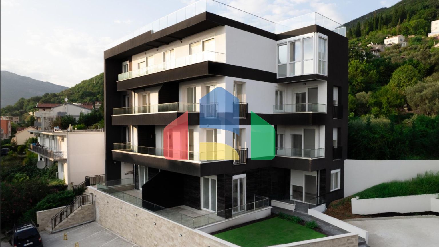 Квартира с одной спальней и паркинг-местом в клубном доме в Тивате