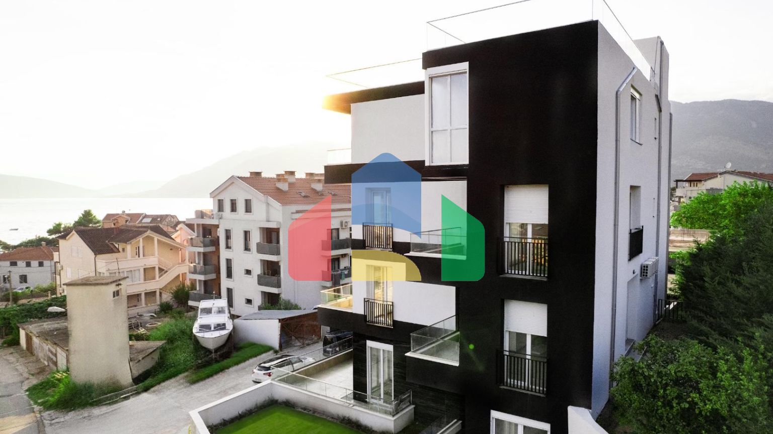 Квартира с одной спальней и паркинг-местом в клубном доме в Тивате