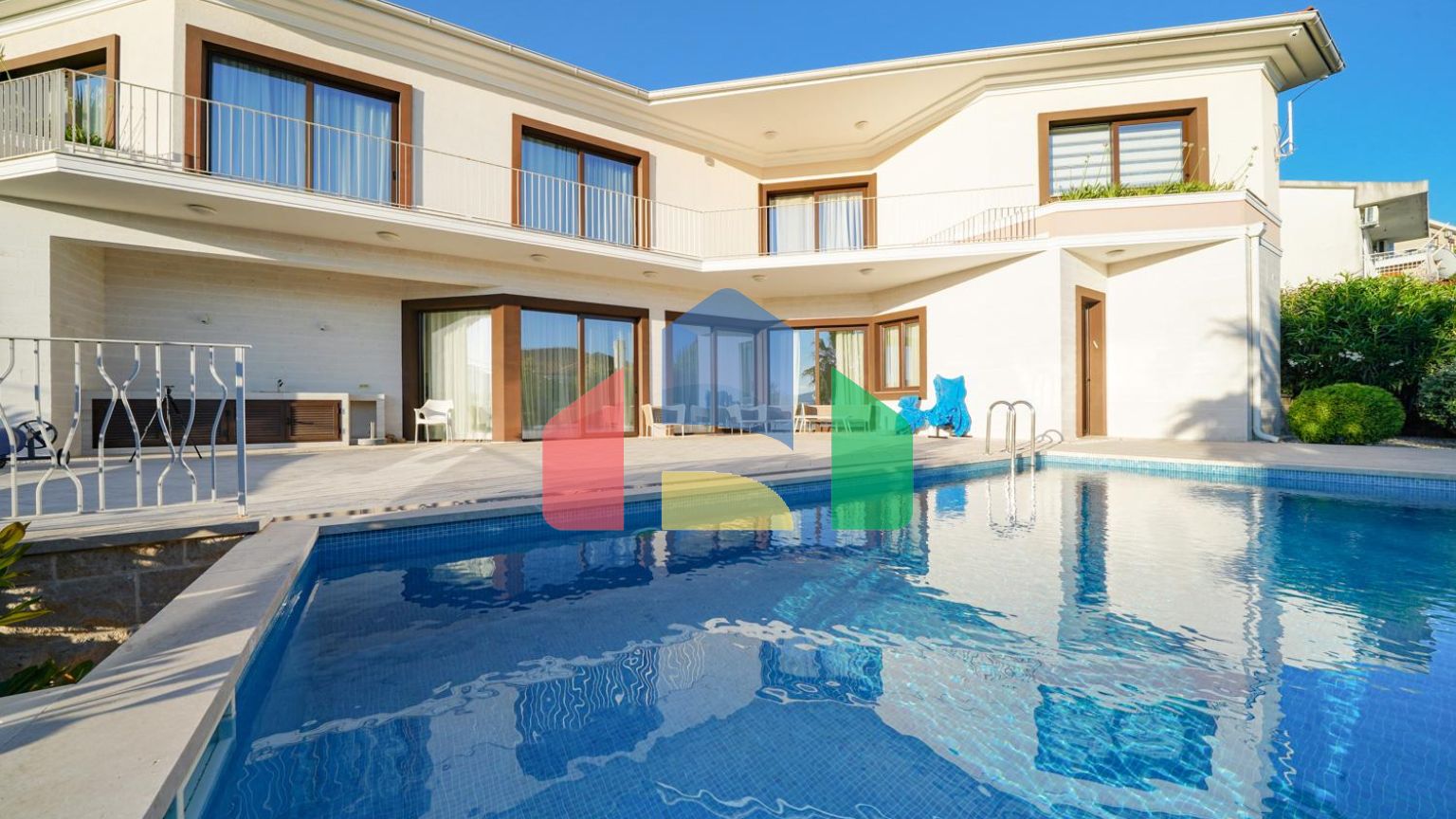 Роскошная меблированная вилла в тихом районе Тивата