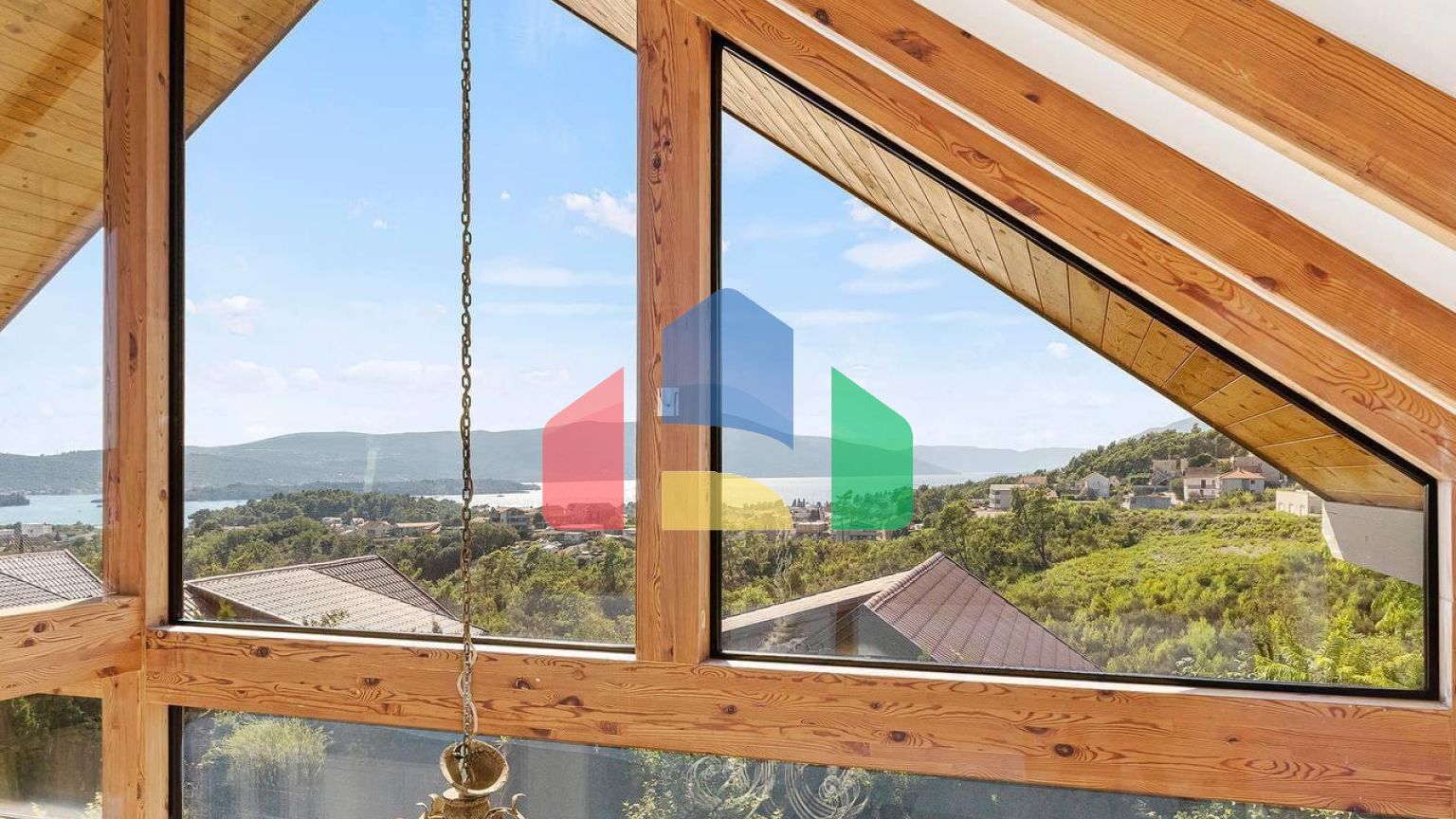 Продажа дома с тремя спальнями и видом на Бока-Которский залив