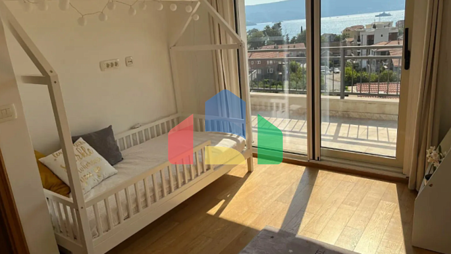 Пентхаус с большой террасой и парковкой в Тиват — 99 м², 3 спальни