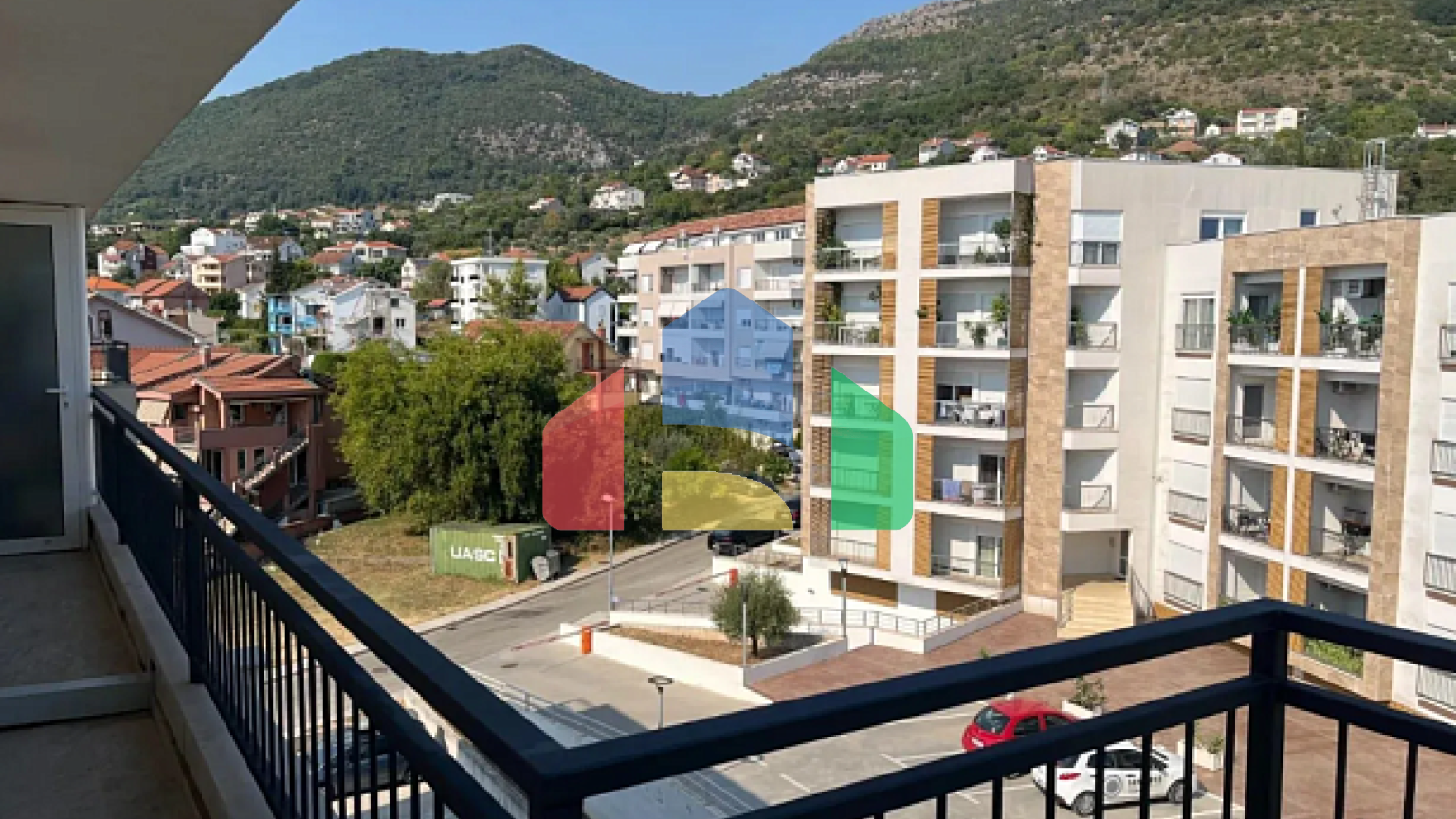 Пентхаус с большой террасой и парковкой в Тиват — 99 м², 3 спальни