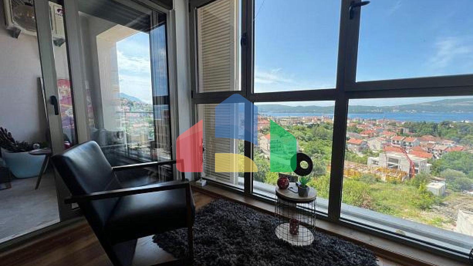 Просторная квартира с видом на море в Тивате, район Мажино