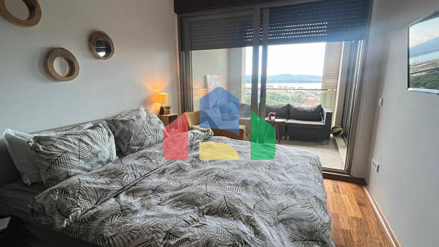 Просторная квартира с видом на море в Тивате, район Мажино