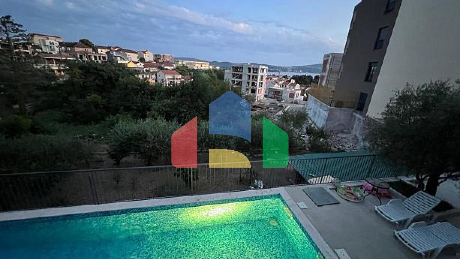 Просторная квартира с видом на море в Тивате, район Мажино