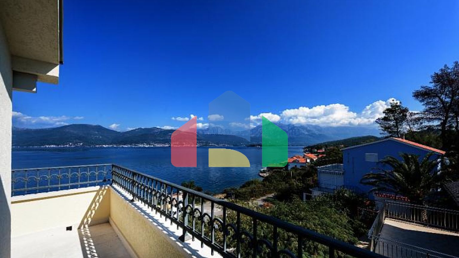 Дом с бассейном в Крашичи