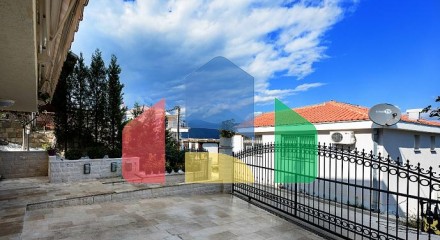 A villa with pool in Krasici