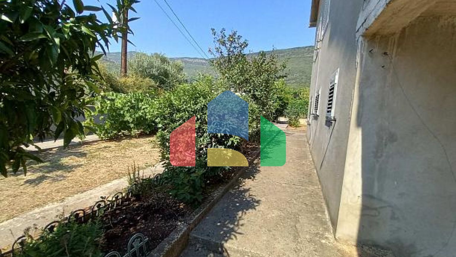 Трехэтажный просторный дом в Тивате