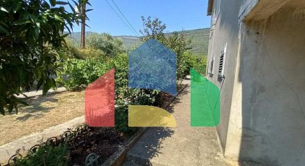 Трехэтажный просторный дом в Тивате Трехэтажный просторный дом в Тивате