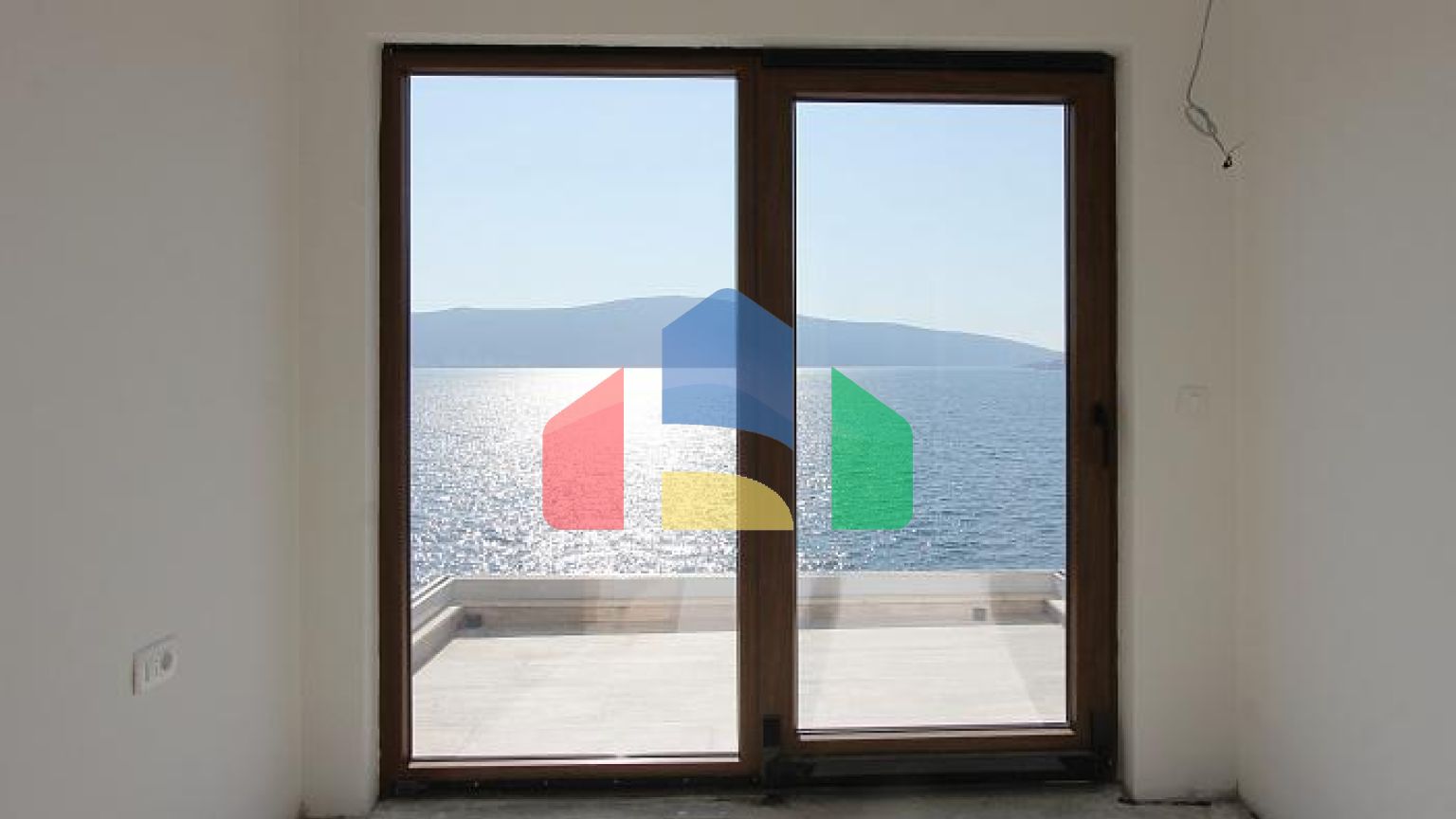 Элитные апартаменты на первой линии в Опатово