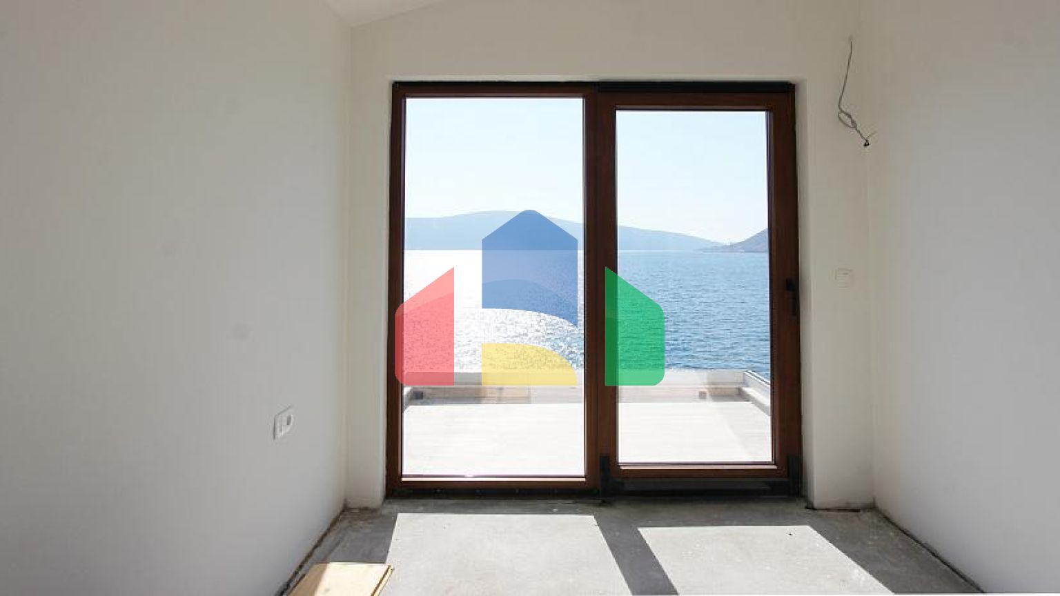 Элитные апартаменты на первой линии в Опатово