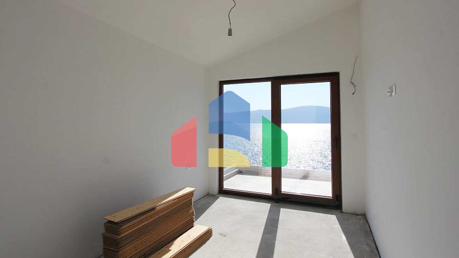 Элитные апартаменты на первой линии в Опатово