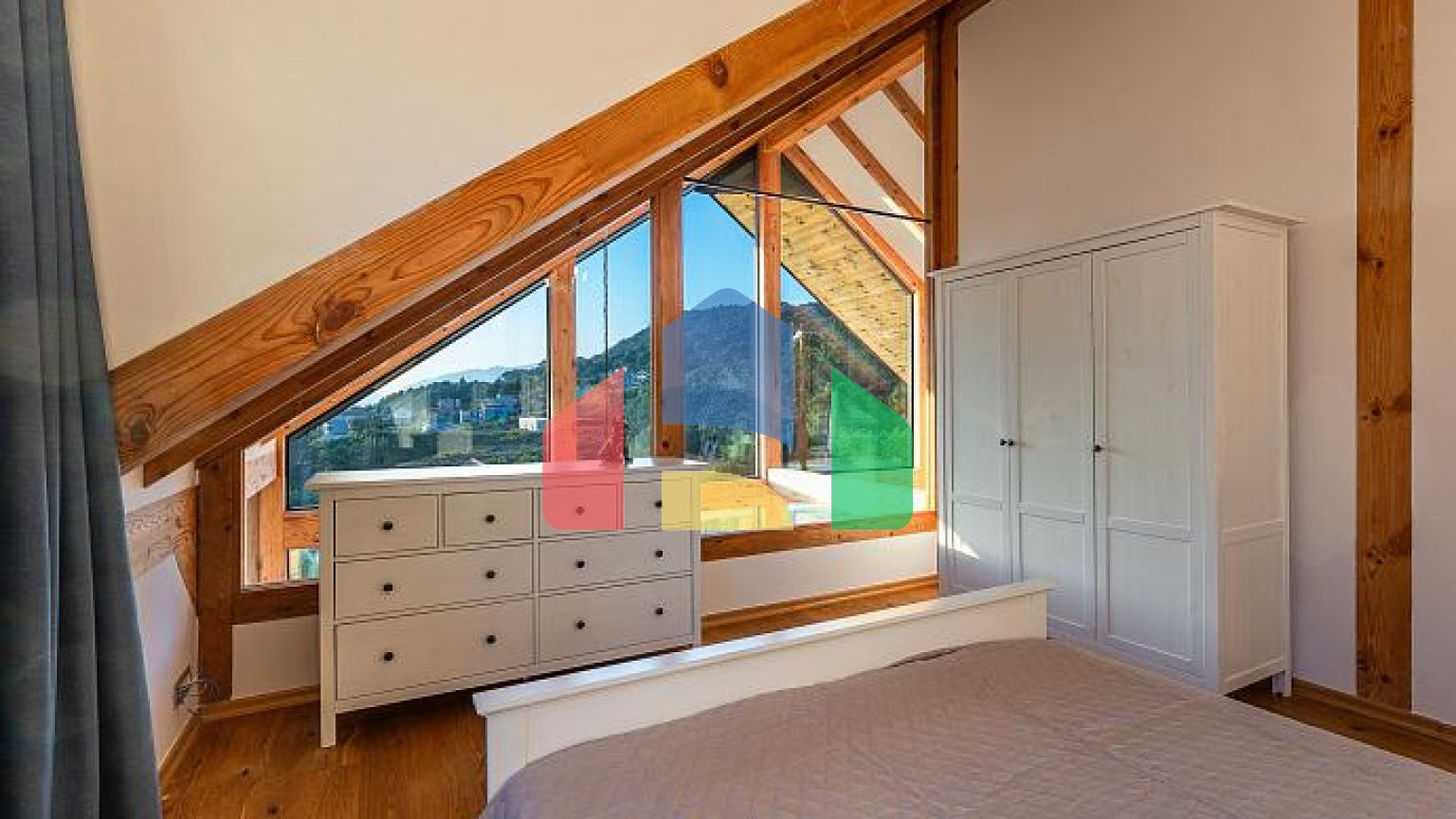 Современный Дом в Полутрадиционном Стиле на Холме Тиват