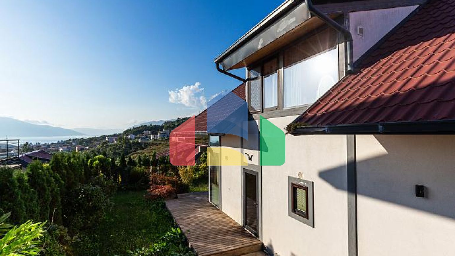 Современный Дом в Полутрадиционном Стиле на Холме Тиват