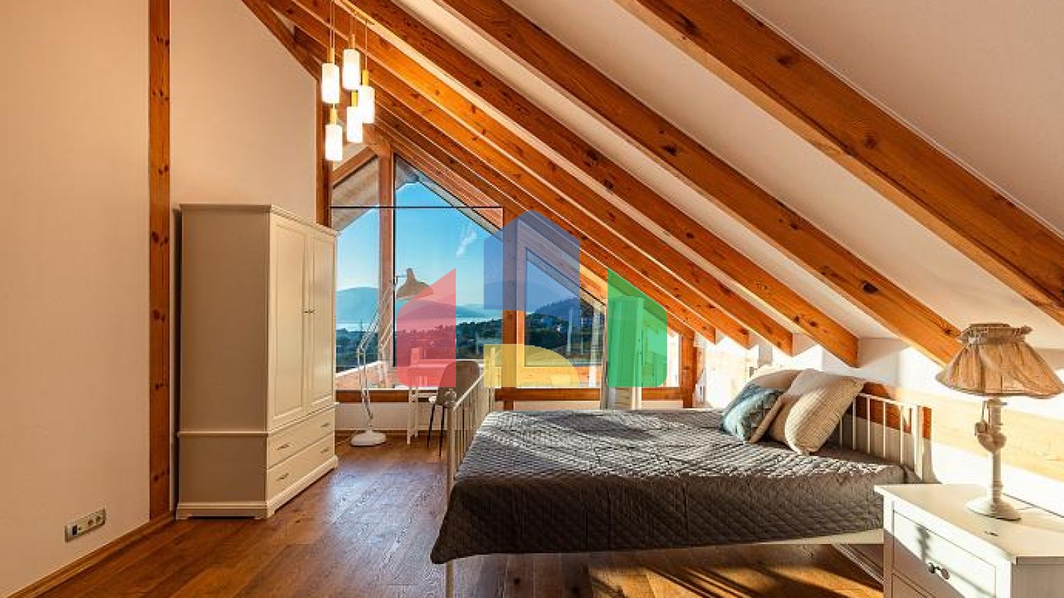 Современный Дом в Полутрадиционном Стиле на Холме Тиват