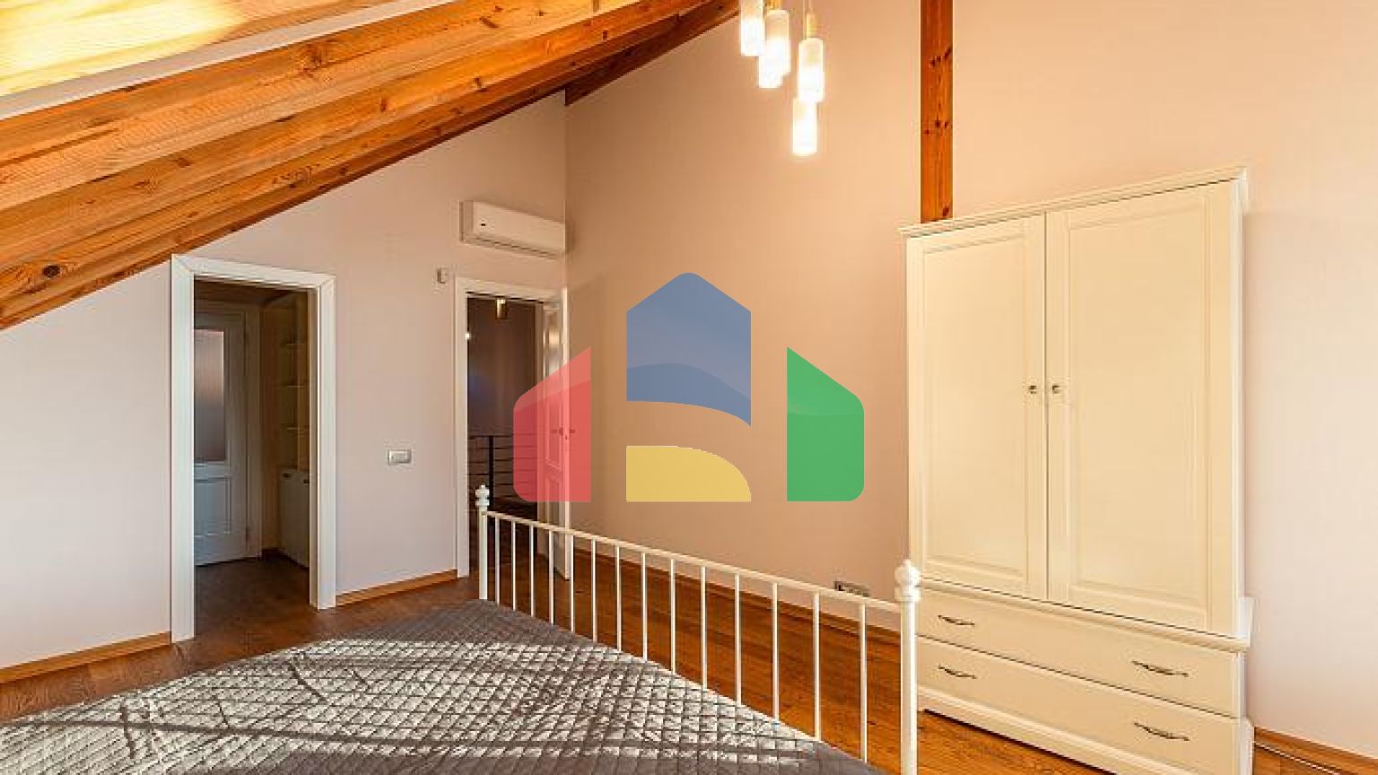 Современный Дом в Полутрадиционном Стиле на Холме Тиват