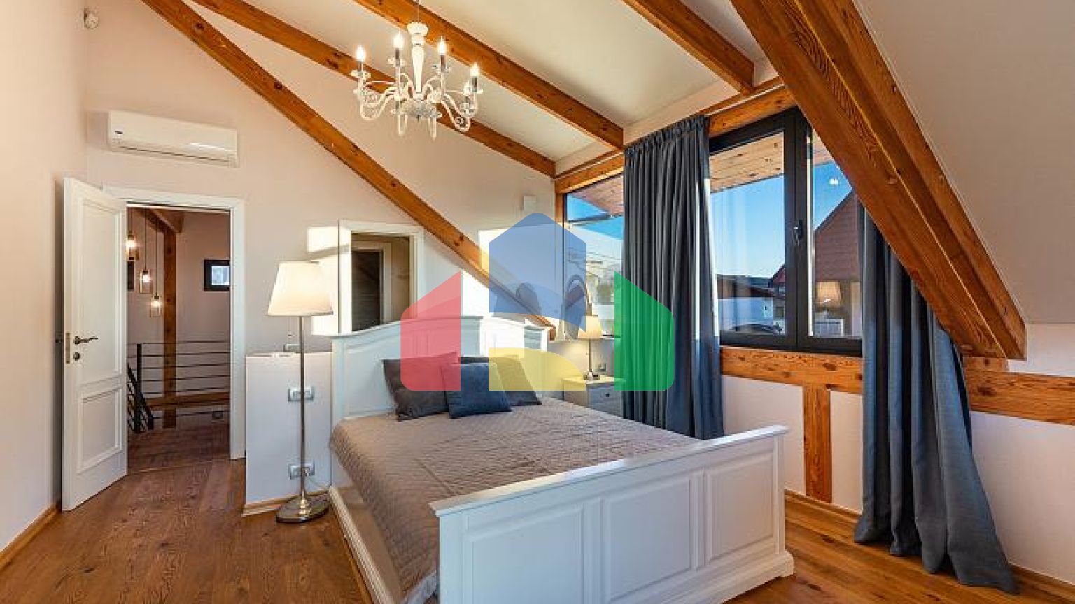 Современный Дом в Полутрадиционном Стиле на Холме Тиват